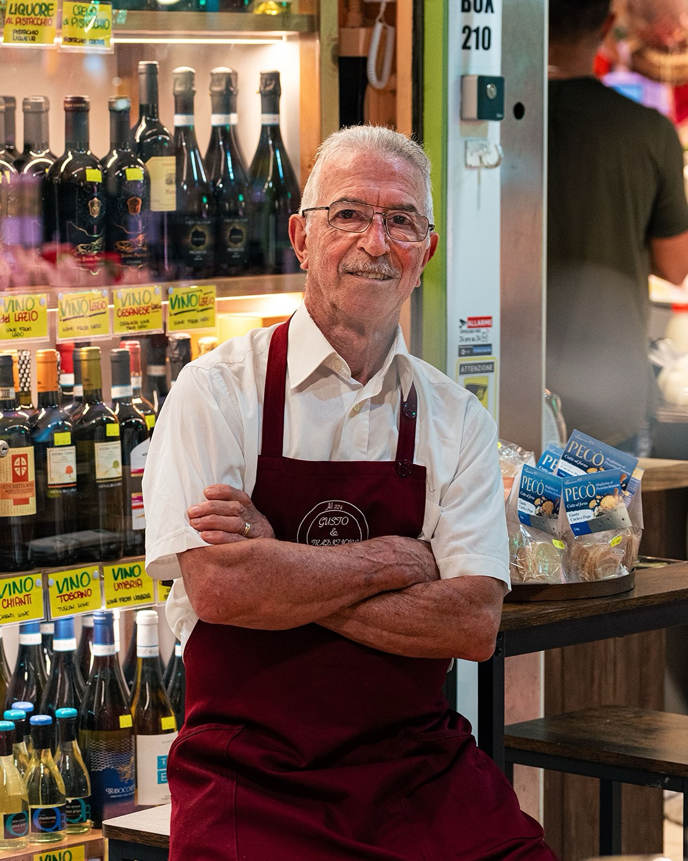 📸 Today we introduce Mr. Luigi!
Every day he welcomes our customers with kindness and professionalism, guiding them in the selection of the finest products. 🍖🧀🥖
His experience and passion for quality make all the difference, ensuring the authentic taste and tradition that define Al Banco 224 Gusto & Tradizione.
Come and visit us — Mr. Luigi will be happy to recommend the best for you! 👨🍳✨
#AlBanco224 #TasteAndTradition #Quality #SelectedProducts #Experience #Courtesy #MercatoTrionfale