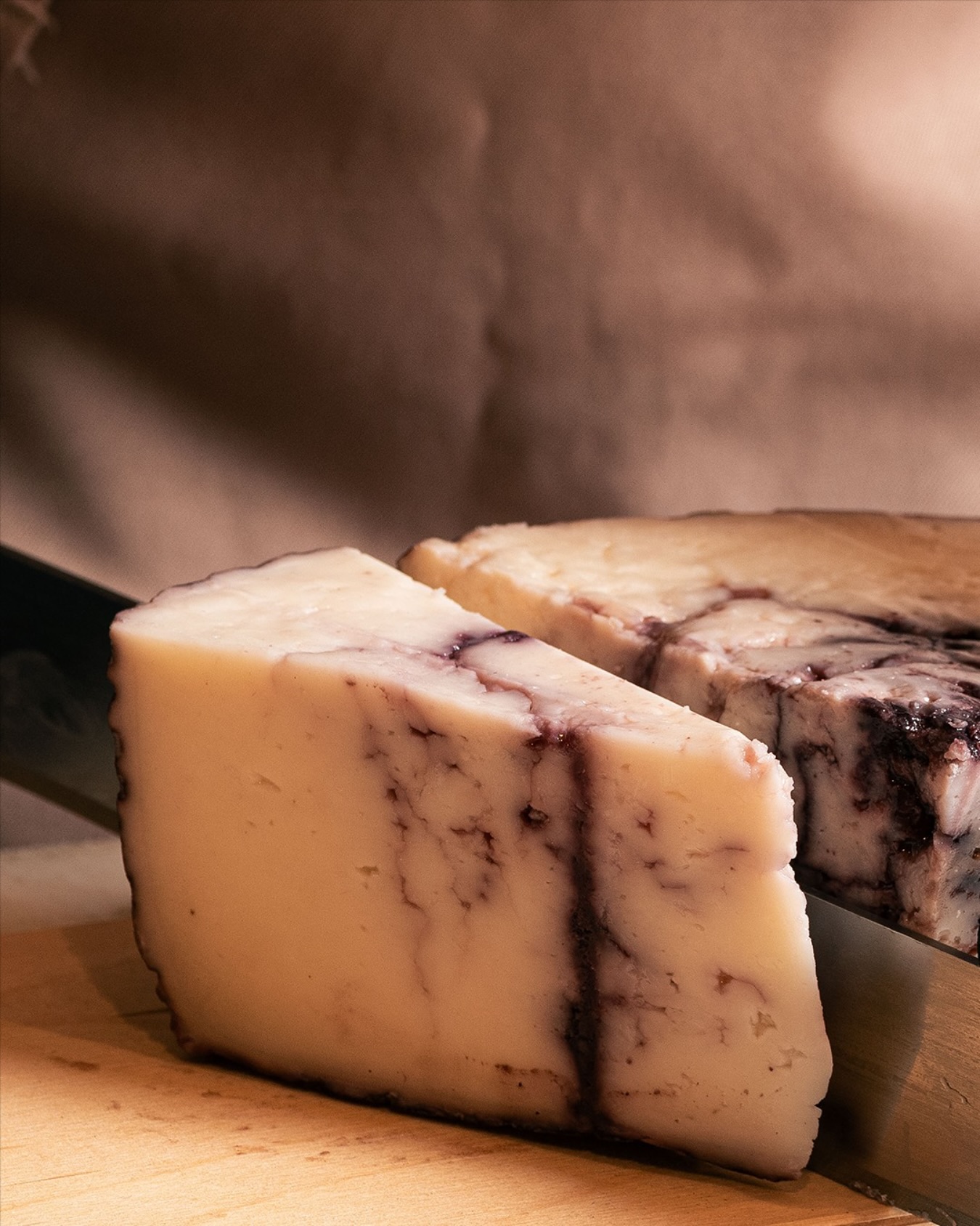 Ogni venatura racconta una storia.
Il vino penetra la crosta, accarezza la pasta e lascia il suo segno.
Moliterno al vino: intensità allo stato puro.
#MadeInItaly #ItalianTaste #FoodLovers #MercatoTrionfale #RomeFood #Tradition #Delicious #ItalianFood #Foodie #ItalianFlavors #EatLocal #AuthenticTaste #moliternoalvino #moliterno