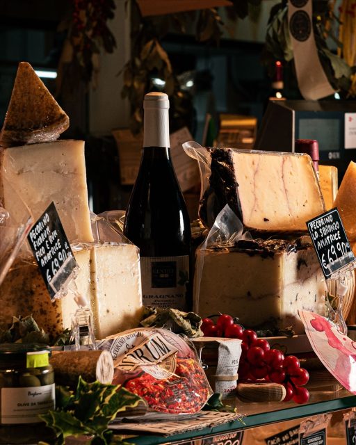 Un vero paradiso per gli amanti del buon cibo! 🧀🍷 Questa meraviglia è solo un assaggio di ciò che vi aspetta Al Banco 224 Gusto & Tradizione al Mercato Trionfale.
#Banco224 #GustoETradizione #MercatoTrionfale #RomaFood #FormaggiItaliani #Pecorino #VinoItaliano #TradizioneCulinaria #ProdottiTipici #MercatiDiRoma #QualitàItaliana