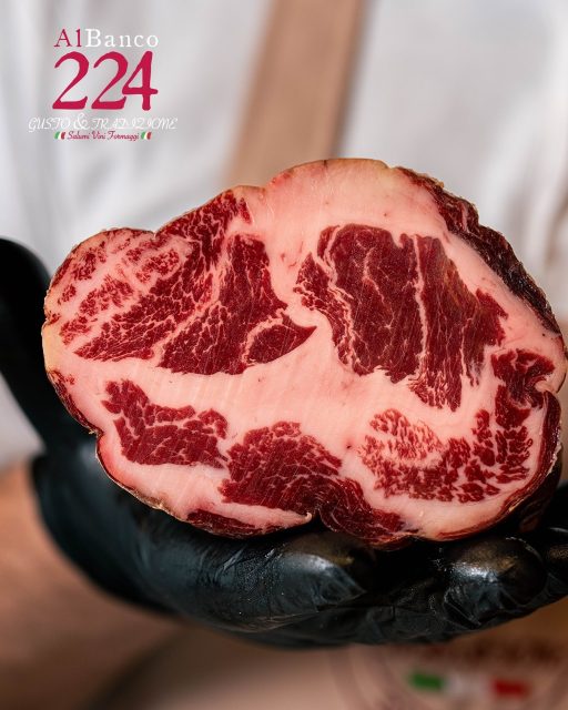 ✨ La dolcezza della Coppa di Parma! ✨
Al Banco 224 – Gusto e Tradizione del Mercato Trionfale, ti aspetta la Coppa di Parma, un salume dal gusto morbido e avvolgente, frutto di una stagionatura lenta e di una tradizione secolare.
Perfetta per un tagliere ricco, un aperitivo sfizioso o semplicemente per concederti un momento di puro piacere.
Vieni a scoprire il sapore genuino della Coppa di Parma, simbolo della nostra passione per i prodotti italiani di qualità. 🇮🇹❤️
📍 Mercato Trionfale – Banco 224
🍷 Gusto e Tradizione ti aspettano!
#CoppaDiParma #SalumiItaliani #GustoETradizione #Banco224 #MercatoTrionfale #MercatoTrionfaleRoma #RomaFood #EccellenzeItaliane #SaporiAutentici #MadeInItaly #AperitivoItaliano #FoodLovers #TradizioneItaliana #Salumeria #FoodExperience