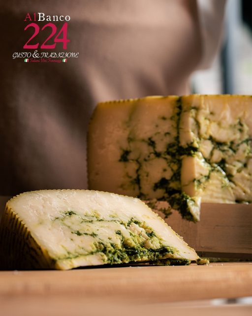 🧀 Il Pecorino Sardo Moliterno incontra il Pesto Genovese I.G.P. 🧀
Un equilibrio perfetto tra la sapidità del formaggio stagionato e la freschezza del basilico ligure.
Un dettaglio, un morso, un viaggio tra Sardegna e Liguria. 
📍 Vieni a trovarci al Banco 224 – Gusto & Tradizione (Mercato Trionfale – Roma)
👍 Seguici per conoscere i nostri prodotti, a breve saranno disponibili sullo store ufficiale! 🧀🍷
🔥Scrivici dal lunedì al sabato dalle 7,00 alle 14,30 su WhatsApp per info +39 351.3265225
#pecorinosardo #moliterno #pestogenovese #formaggiditalia #igp #gustoitaliano #foodlovers #madeinitaly #artigianale #GustoeTradizione #Banco224 #MercatoTrionfaleRoma #MercatoTrionfale