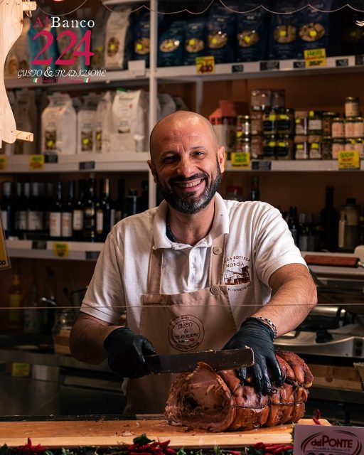 Da Al Banco 224 la porchetta è pronta: croccante fuori, morbida dentro, pura bontà! 🐖✨
At Al Banco 224, our porchetta is ready: crispy on the outside, tender on the inside, pure deliciousness! 🐖
#AlBanco224 #GustoETradizione #PranzoItaliano #MercatoTrionfaleRoma #MercatoTrionfale