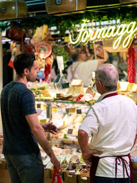 Ogni mattina, fin dalle prime ore dell’alba, siamo al Mercato Trionfale di Roma per fare ciò che sappiamo fare meglio: ascoltare, consigliare e guidare i nostri clienti nella scelta dei prodotti migliori da portare in tavola.
Da Gusto & Tradizione la qualità non è solo una promessa, ma un impegno quotidiano fatto di esperienza, attenzione e passione per le eccellenze della tradizione. Vi aspettiamo al banco per scegliere insieme il meglio, come una volta.
#GustoETradizione #mercatotrionfaleroma #tradizioneitaliana