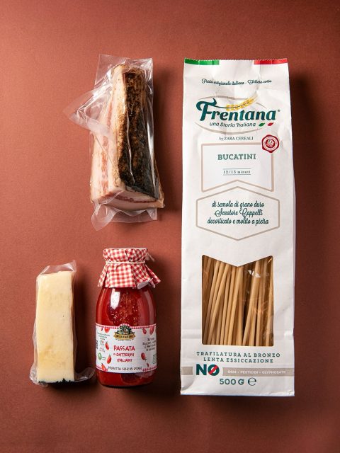 Immergiti nella vera tradizione italiana! 🇮🇹
Scopri la nostra BOX AL224 Degustazione | Tradizione Suprema, un viaggio completo nei sapori classici della cucina italiana. 🇮🇹🌿
In ogni box troverai ingredienti iconici selezionati con cura:
▪️ Pecorino Romano dal sapore deciso
▪️ Pasta Frentana Senatore Cappelli artigianale
▪️ Passata di pomodoro fresca ed equilibrata
▪️ Guanciale di Norcia/Amatrice, perfetto per ricette storiche 🍅🧀🍝
👉 Ideale per un assaggio gourmet a casa oppure come regalo speciale da condividere con chi ami! 🎁💛
Ordina ora e porta in tavola la Tradizione Suprema! 🛒✨
#gustoetradizione #tradizionesuprema #degustazione #italianfood #foodlover
Experience the true essence of Italian tradition! 🇮🇹
Discover our BOX AL224 Tasting | Supreme Tradition, a complete journey through the iconic flavors of Italian cuisine. 🌿🍝
Inside the box you’ll find carefully selected classics:
▪️ Pecorino Romano cheese with a bold, authentic taste
▪️ Artisanal Senatore Cappelli pasta
▪️ Fresh, well-balanced tomato passata
▪️ Guanciale from Norcia/Amatrice, perfect for traditional recipes 🧀🍅
👉 Ideal for a gourmet tasting at home or as a special gift to share with the ones you love! 🎁💛
Order now and bring Supreme Tradition to your table! 🛒✨