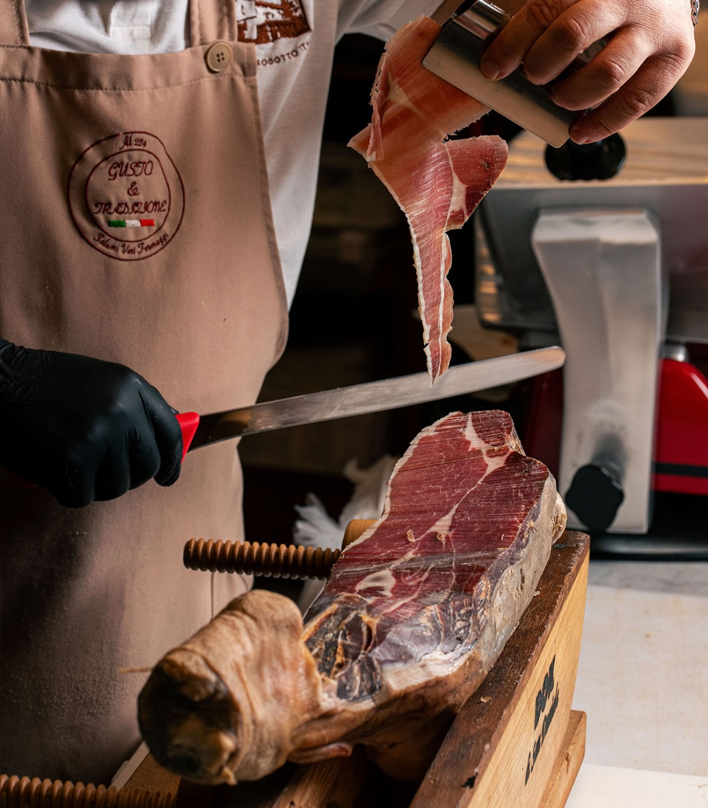 Ricette antiche, tempo lento e sapori autentici. 🇮🇹
L’arte dei salumi italiani nasce da tradizioni tramandate e stagionature lente che esaltano ogni sfumatura di gusto.
Fetta dopo fetta, un viaggio nei sapori veri della nostra terra.
👉 Leggi l’articolo sul sito e scopri la selezione completa. https://www.gustoetradizione.shop/ricette-antiche-tempo-lento-e-sapori-autentici-larte-dei-salumi-italiani-da-gustare-fetta-dopo-fetta/
🛒 Acquista su gustoetradizione.shop e porta in tavola l’autenticità.
#GustoETradizione #SaporiAutentici #EccellenzeItaliane #MadeInItaly #MercatoTrionfaleRoma
Ancient recipes, slow time, authentic flavors. 🇮🇹
The art of Italian cured meats is rooted in tradition and slow aging processes that enhance every nuance of taste.
Slice after slice, a journey through the true flavors of Italy.
👉 Read the full article on our website.
🛒 Shop now at gustoetradizione.shop and bring authentic Italian taste to your table.