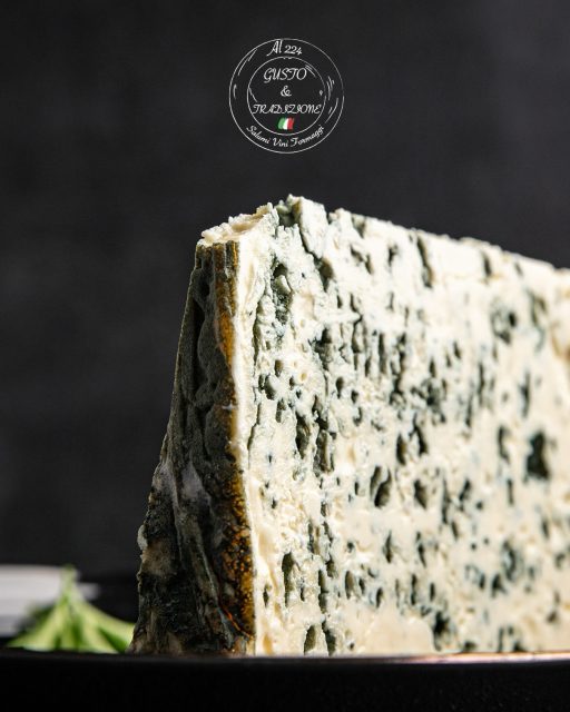 ✨ Il gorgonzola come non lo avete mai assaggiato ✨
Dimenticate il solito formaggio… da noi il gorgonzola diventa un’esperienza sorprendente 🤍
🍄 Al tartufo, intenso ed elegante
🍫 Al cioccolato, audace e irresistibile
🍊 All’arancia, fresco e profumato
🧀 E tante altre varianti tutte da scoprire…
Perfetti per trasformare il vostro aperitivo in un momento di vero livello, da condividere (o da godersi in segreto… non giudichiamo 😉)
🥂 Venite a trovarci e lasciatevi conquistare: il vostro nuovo gorgonzola preferito vi sta aspettando.
#gorgonzola #aperitivo #formaggi #cheeselover #MercatoTrionfaleRoma
