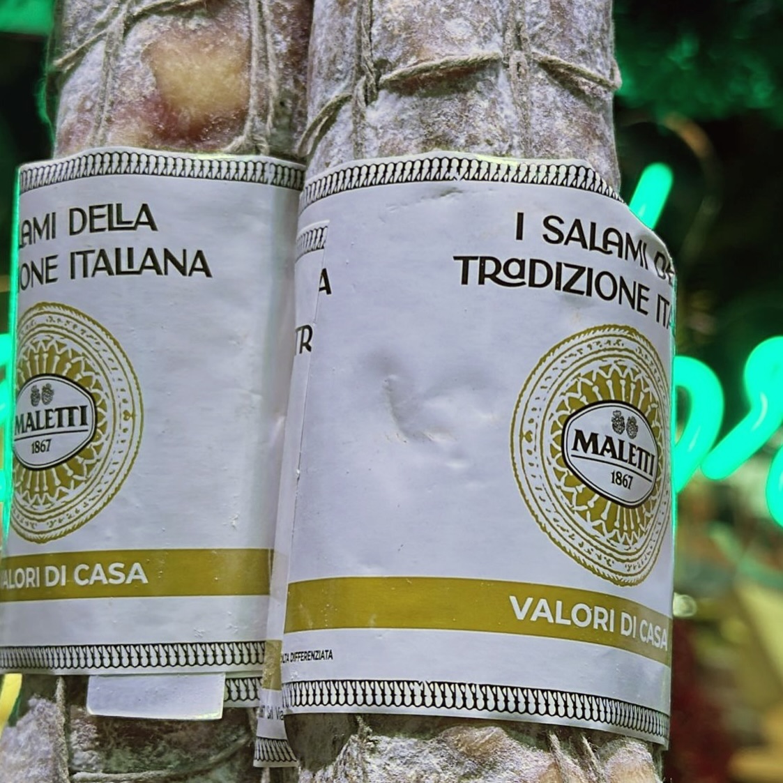 Porta in tavola un grande classico della tradizione con il Salame Corallina di Norcia ✨
Dal gusto dolce e delicato, è uno dei salumi simbolo della Pasqua e della norcineria del Centro Italia.
Ordinalo su gustoetradizione.shop e assapora tutta l’autenticità della tradizione.
Il prezzo è riferito al chilogrammo.
#corallinadinorcia #maletti #mercatotrionfaleroma