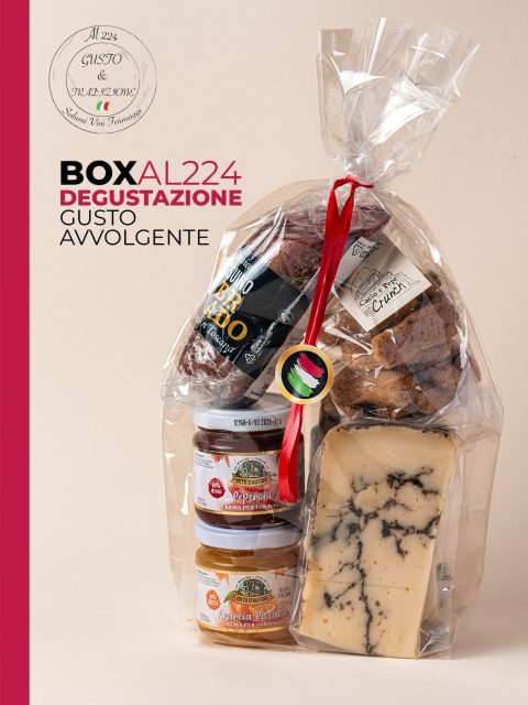 Un’esplosione di sapori intensi: salame artigianale, pecorino al tartufo e confetture piccanti, arricchiti dallo snack croccante, per un’esperienza gourmet tutta italiana.
La BOX AL224 Degustazione | Gusto Avvolgente è pensata per chi ama i contrasti decisi e i sapori ricchi, combinando prodotti selezionati per qualità e artigianalità.
All’interno troverai:

🐖 Salame di suino brado (250 g) – Lavorato secondo tradizione, con carne di alta qualità e un sapore robusto e autentico.
🧀 Pecorino al tartufo (250 g) – Formaggio stagionato dal gusto intenso e profumato, arricchito dal delicato aroma del tartufo.
🌶️ Confetture piccanti (2 x 100 g) – Dal sapore deciso e speziato, perfette per creare contrasti originali con formaggi e salumi.
🥨 Snack Roma (50 g) – Croccante e saporito, ideale come aperitivo o piccolo stuzzichino.
Una degustazione che unisce intensità, creatività e tradizione italiana: perfetta per momenti conviviali o come regalo gourmet di grande effetto.